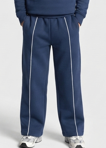 Ensemble de survêtement personnalisé pour garçons, bleu marine avec détails contrastants, en molleton de coton respirant et doux, comprenant un sweat à capuche et un pantalon de survêtement à jambes larges, fabricant OEM et ODM - Product Image 4