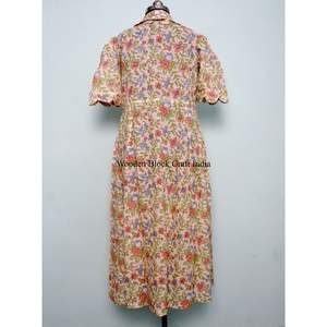 Robe midi florale Kangura pour femme, 100 % coton écologique, style Kangura, col en V, manches courtes, boutons décoratifs, lavable. - Product Image 4