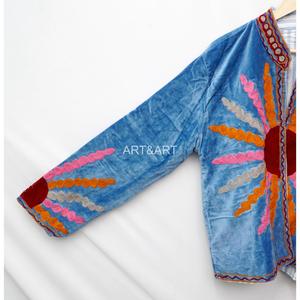 เสื้อแจ็คเก็ตผ้ากำมะหยี่ปักลายดอกไม้สำหรับผู้หญิง แบรนด์ ART&ART  งานแฮนด์เมด ลายทางดอกไม้สไตล์โบฮีเมียน แขนยาว ปกคอเสื้อพับได้ - Product Image 4