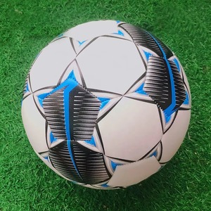 Ballon de football de qualité professionnelle avec surface souple et performances excellentes sur tous les terrains - Product Image 6