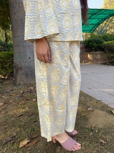 Ensemble élégant pour femme, taille naturelle, imprimé numérique, comprenant un haut à manches cloche imprimé et un pantalon assorti, idéal pour l'automne - Product Image 4
