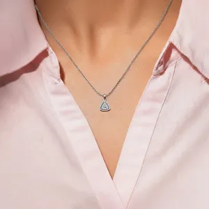 Pendentif halo en or blanc 14 carats avec diamant de laboratoire taille trilune clarté VVS, certifié IGI, couleur D-E - Product Image 5
