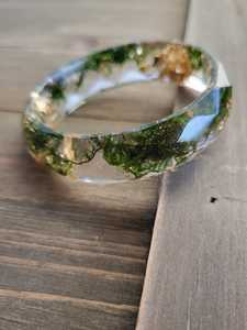 Exclusivo Brazalete de Resina Hecho a Mano con Musgo Preservado y Hoja de Oro, Tema Rústico Natural, Joyería Ecológica para Boda - Product Image 4