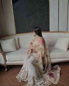 Krem rengi şifon ipek şarara kurta takı<span class=keywords><strong>m</strong></span>ı, işlemeli pullu şifon ipek üst ve şarara ile dupatta. - Product Image 3