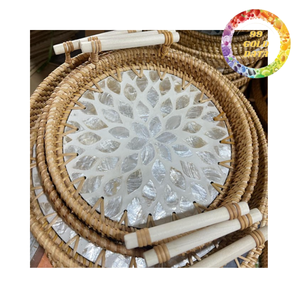 Bandeja Decorativa Tejida de Ratán Orgánico |   Bandeja de Servir Ecológica con Incrustaciones de Madreperla, Colorida, Hecha a Mano, con Patrones Temáticos de Amor - Product Image 5