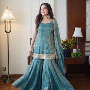 Ensemble Sharara Palazzo en soie brodée de sequins et de motifs miroir, avec haut sans manches à grande ampleur et dupatta de créateur assorti - Product Image 3