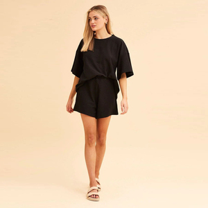 Ensemble décontracté d'été deux pièces pour femme en jersey de coton 100% avec logo personnalisé, short à taille élastique et t-shirt léger uni - Product Image 3