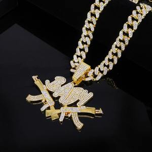 Colgante de Doble Pistola con Incrustaciones de Diamantes, Cadena de Aleación Chapada en Oro Elegante para Hombres y Mujeres, Estilo Hip-Hop, Moda Urbana, Tendencia Rap - Product Image 3