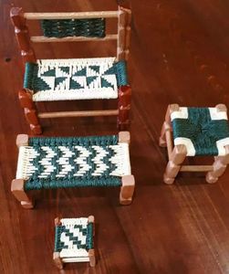 Ensemble de meubles miniatures en bois tissé à la main, style campagnard, motif géométrique vert et blanc - Product Image 1
