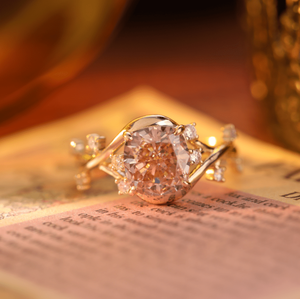 Anillo de Compromiso Inspirado en la Naturaleza con Diamante Rosa de Laboratorio de 3CT en Corte Cojín, con Piedras Laterales Redondas y Banda con Diseño de Hojas de Vid - Product Image 1