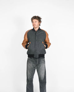 เสื้อแจ็คเก็ตวาร์ซิตี้ แขนหนังสีแทน ผู้ผลิต รับทำโลโก้ ปักคุณภาพสูง ตกแต่งด้วยผ้าปะติด  สไตล์สตรีทแวร์ เสื้อแจ็คเก็ตทีมสำหรับฤดูหนาว - Product Image 3