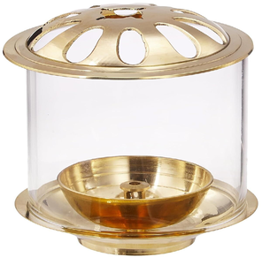 Diya de cristal y latón con tapa metálica ventilada para una llama estable y duradera. Disponible a precios de mayorista. - Product Image 1
