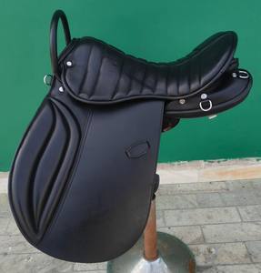 Selle de cheval en cuir pour la course de barils western saisonnière avec arceau en fibre de verre et étrier rembourré en daim recouvert de cuir synthétique - Product Image 1