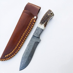 Cuchillo de Acero de Damasco Personalizado, Cuchillo Bowie de Caza con Mango de Cuerno, Hoja Fija para Supervivencia al Aire Libre - Product Image 1