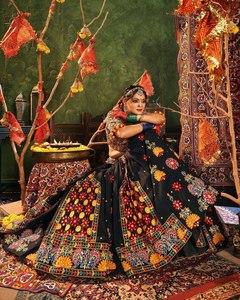 Presentamos el Lehenga Choli especial de Navratri, hecho de muselina de algodón con estampado digital, trabajo de espejos auténticos y encaje con pompones, con dupatta. - Product Image 3