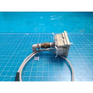 Pressostat numérique à vide SMC ZSE4B-T1-26, utilisé comme pièce détachée pour équipement semi-conducteur d'époque - Product Image 3