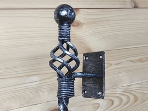 Décoration murale traditionnelle en fer forgé avec barres torsadées et extrémités sphériques pour clôtures, treillis et portails - Product Image 4