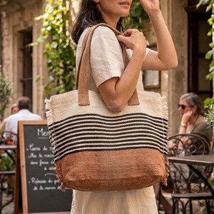 Hermosa Bolsa Tote Rústica Marrón Tejida con Borlas Laterales, Bolsos Cruzados de Diseño Tejidos con Correa Blanca Individual, Bolsa para Ropa - Product Image 5