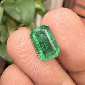 Émeraude Naturelle Zambienne 3,14 Carats Vert Vif Taille Échelle Pierre Précieuse Libre 11,8x7,5x4,5MM pour Fabrication de Bijoux Fins Vente en Gros - Product Image 2