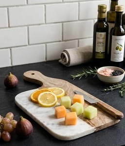 Tabla de cortar de mármol de alta gama con acabado de piedra natural hecha a mano y superficie duradera resistente a los arañazos para chefs caseros. - Product Image 2