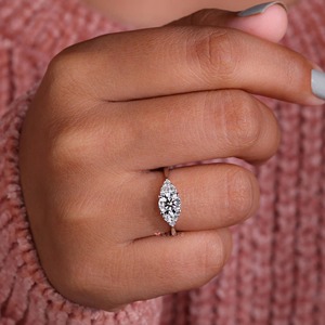 Anillo de compromiso con diamante redondo cultivado en laboratorio de 1 quilate y banda plegada - Product Image 3