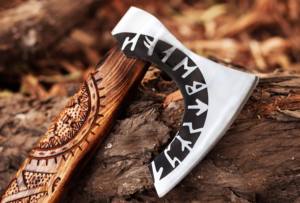 Tomahawk Vikingo Hecho a Mano con Acero de Alto Carbono, Mango de Acero de Grado Industrial, 1.5 kg, Funda de Cuero, Hoja de Corte de 3 5/8 Pulgadas - Product Image 4