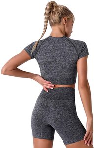Ensemble crop top sportif gris léger en maille pour femme, respirant, avec débardeur à manches courtes et short taille haute de couleur unie - Product Image 6
