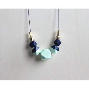 Collar artístico hecho a mano con resina y cuentas de madera, diseño abstracto para amantes de la moda creativa - Product Image 3