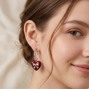 Pendientes colgantes con forma de corazón con colgante de resina roja y lazo plateado para mujer, joyería de estilo romántico - Product Image 3