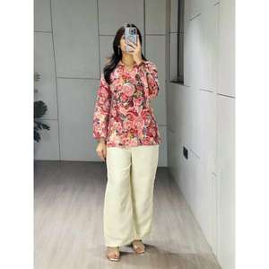 Elegante conjunto plazo con Kurti corto, presenta un hermoso top colorido adornado con láminas doradas, tiene mangas largas y ligeramente fruncidas. - Product Image 1