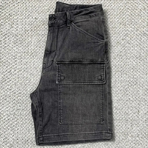 Shorts en coton pour homme gris foncé, style cargo en jean délavé, style workwear vintage, poches utilitaires, coupe décontractée, longueur genou - Product Image 3