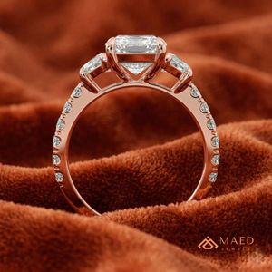 Anillo de compromiso de moissanita de corte ovalado en plata de ley chapada en oro rosa con halo oculto y engaste de puntas, regalo nupcial de lujo para mujer, EE. UU. - Product Image 2