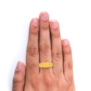 Bague large pour homme en or doré de qualité supérieure avec un motif de diamants croisés élégant gravé, design statement - Product Image 2