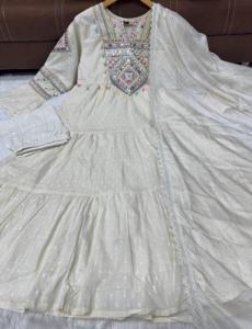 Haut en coton Flex Butti avec de magnifiques broderies et un pantalon en coton Flex assorti, accompagné d'un dupatta Kota. - Product Image 5