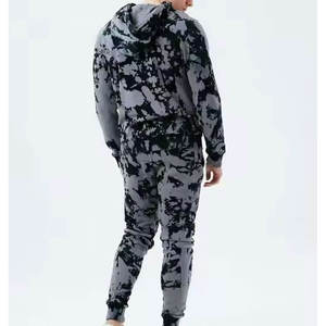 เสื้อฮู้ดดี้ผู้ชายสีเทาและดำลายไท-ได พร้อมโลโก้สั่งทำ และกางเกงวอร์มขายาวเข้าชุด ชุดเซ็ตแทรคสูท รับผลิตแบบ OEM ODM ขายส่งเสื้อผ้า - Product Image 2