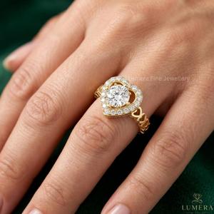 Anillo de Promesa Romántico con Diamante Cultivado en Laboratorio, Forma de Corazón, Halo Pavé con Piedra Central, Filigrana de Corazón Abierto Continuo en el Tallo - Product Image 1