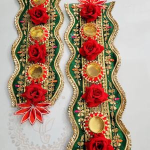 Par de Diya Latkan Florales en Verde y Rojo, Decoración Festiva Hecha a Mano para Colgar en la Pared, Encanto Festivo - Product Image 1