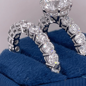 Anillo de compromiso con diamante cultivado en laboratorio de corte ideal brillante redondo de 5.5 quilates con halo oculto y banda a juego - Product Image 3