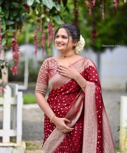Sari de seda rojo con borde dorado, vestido de boda tradicional indio para mujer, largo hasta el suelo, estilo Banarasi, sari drapeado. - Product Image 1