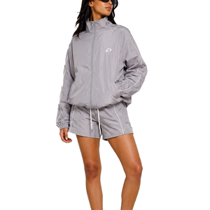 Ensemble court coupe-vent personnalisé avec logo, en nylon, pour femme, deux pièces, avec bandes réfléchissantes, survêtement streetwear, vestes - Product Image 4