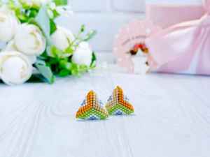 Boucles d'oreilles clous plaquées or avec perles triangulaires, vertes et orange, délicates, minimalistes, géométriques, pour femme, idéales pour les fêtes - Product Image 3