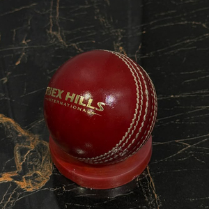 Pelota de críquet Elite Red Cricket Hard Ball de cuero genuino de 156g, 4 piezas, calidad profesional para partidos, pelota de críquet de 4 piezas para entrenamiento de clubes y partidos. - Product Image 2