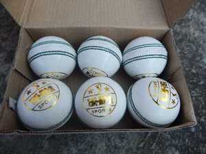 Pelota de Cricket Blanca Clásica Radhe Enterprises Modelo RE/25-26/255 Costuras Tradicionales Duraderas Cosida a Mano Ambidiestra Juvenil 38mm - Product Image 2