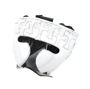 Set de Boxeo de Lujo en Cuero Blanco PVC, Guantes de 16oz con Cordones, Diseño Gótico Personalizado con Cruz en Relieve, Cómodos y Profesionales - Product Image 2