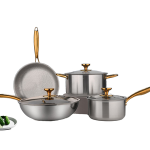 Ensemble de woks traditionnels pour une expérience culinaire authentique avec un grand espace de cuisson, une finition durable et des poignées confortables. - Product Image 1