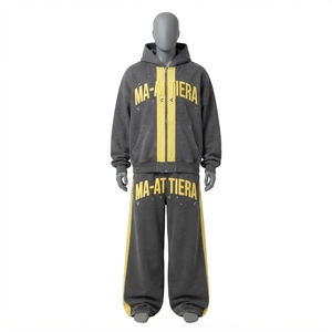 Conjunto de Sudadera con Capucha y Pantalones Anchos para Hombre, Color Gris Carbón y Amarillo, con Paneles Laterales en Contraste y Detalles de Tachuelas, Estilo Urbano, Personalizable - Product Image 1