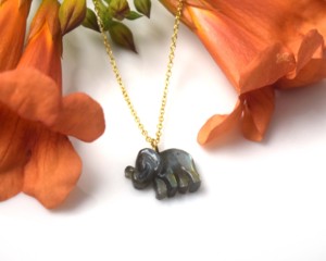 Collar con Colgante de Elefante de Labradorita y Calcedonia Rosa con Engaste Tallado a Mano, Chapado en Oro de 18K, Joyería Minimalista con Encanto Animal - Product Image 2