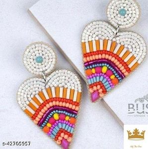 Pendientes colgantes de flores rosas con cuentas bordadas a mano, joyería linda para fiesta para mujer, pendientes llamativos hechos a mano de resina acrílica - Product Image 2