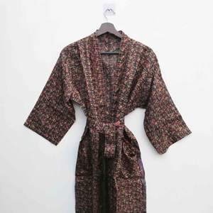 Robe longue kimono vintage en soie indienne pour femme, avec ceinture, style bohème, douce, pour l'été, idéale comme vêtement de nuit, robe de chambre, robe de demoiselle d'honneur ou de maternité, à ouverture frontale. - Product Image 1