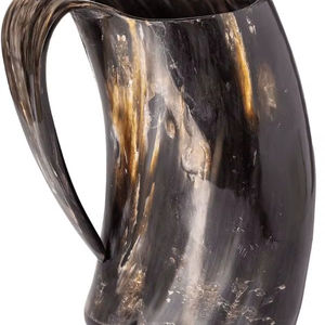 Mug en corne naturelle sculpté de fleurs, d'inspiration viking, nautique, écologique, durable, design médiéval de luxe avec une prise parfaite pour la bière - Product Image 1